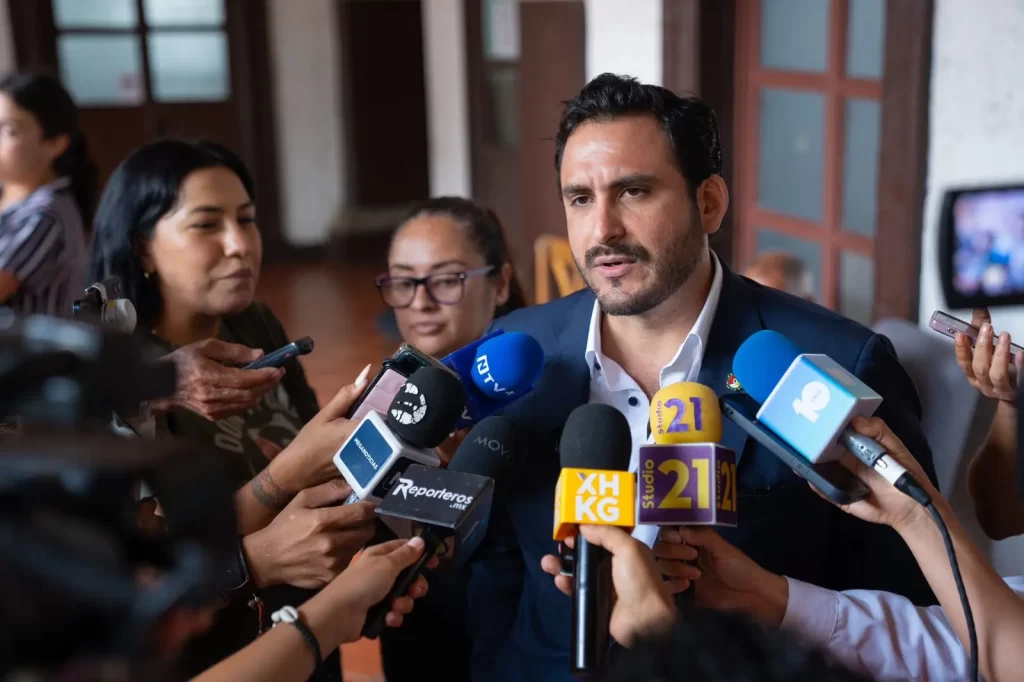 Lic. Juan Enrique Suárez del Real Tostado en rueda de prensa